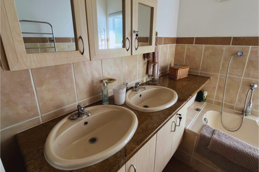 5 Bedroom Property for Sale in Shelley Point Western Cape